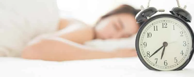 ダイエットをしている人って、1日にどれくらい寝るべきでしょうか？ダイエットしたい人は夜更かししても大丈夫でしょうか？