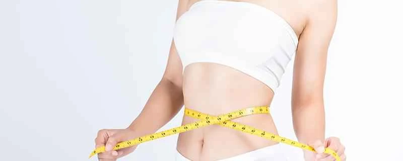 減量中は1日にどれくらいの量の水を飲めばいいですか？減量中は夜間の何時に水を飲まないようにすべきですか？