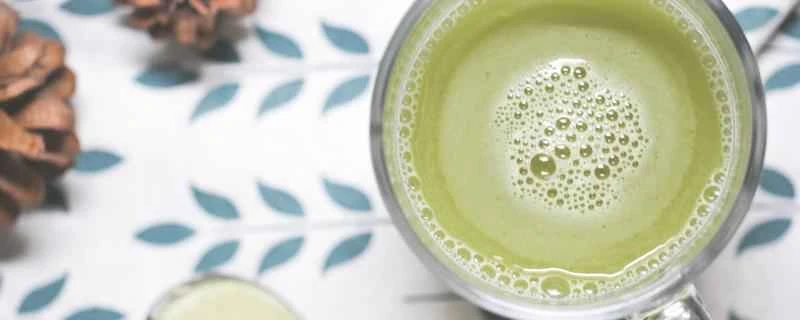 大麦若葉ジュースと酵素、どちらが良いのでしょうか？酵素を長期摂取するとどんな危険性があるのでしょうか？