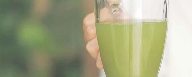 授乳中にグリーンジュースを飲んでも安全ですか？グリーンジュースは生理に影響しますか？